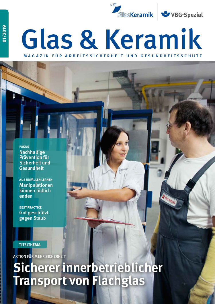 Magazin-Cover: In einer Produktionshalle zeigt eine Frau einem Mitarbeiter Flachglasscheiben in einem Transportgestell