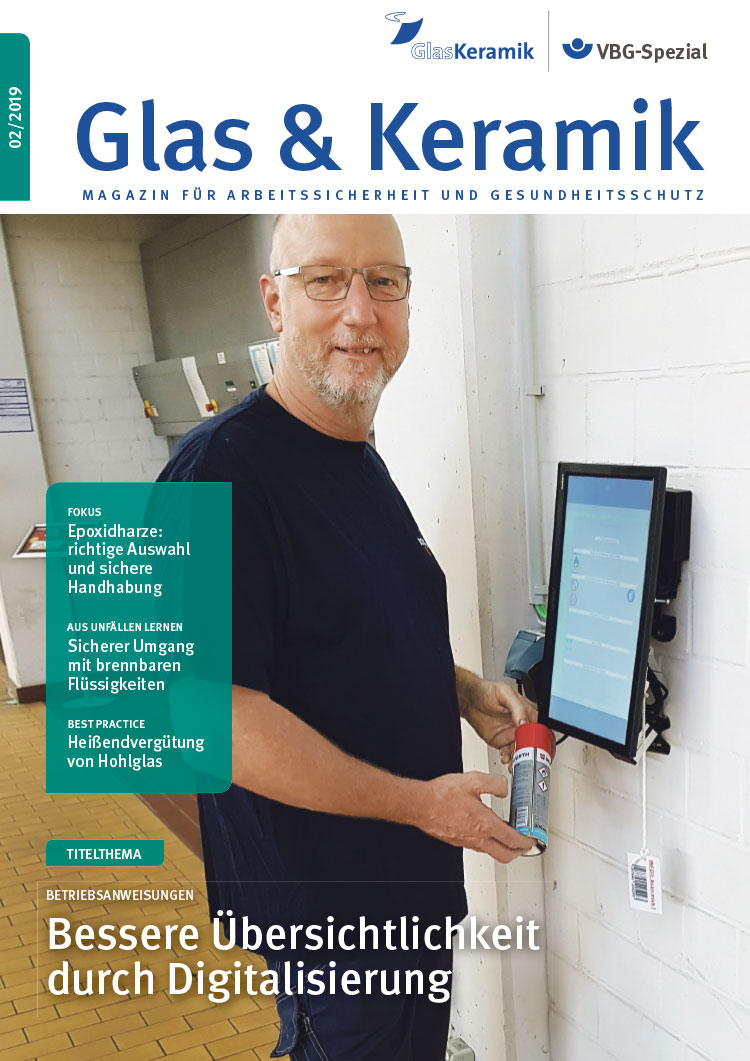 Magazin-Cover: Ein Mann steht vor einem Tablet mit Warnhinweisen, dass an einer Wand angebracht ist.