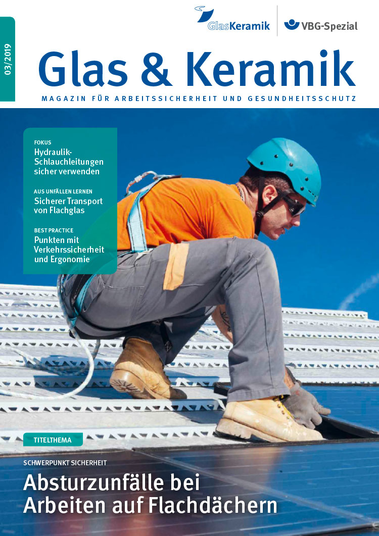 Magazin-Cover: Ein Mann arbeitet angeseilt auf einem Dach und verlegt Solarmodule.