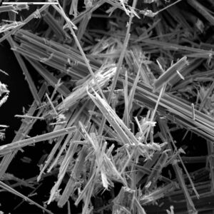 Mikroskopaufnahme von Anthophyllit, ein Asbest aus der Amphibolgruppe