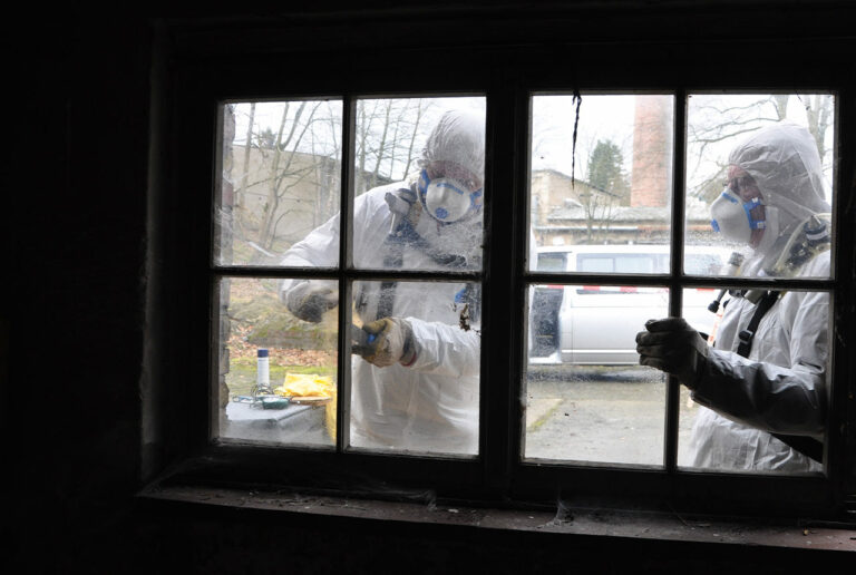 Wer asbesthaltigen Fensterkitt emissionsarm aus Fensterflügeln oder Festverglasungen entfernen will, muss dabei auf elektrisch betriebene fräsende, ­oszillierende oder schleifende Maschinen verzichten.