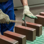 Qualitätskontrolle bei Klinkersteinen – Ergonomie am laufenden Band