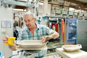 Arbeiter beim Schleifen von Keramikteilen