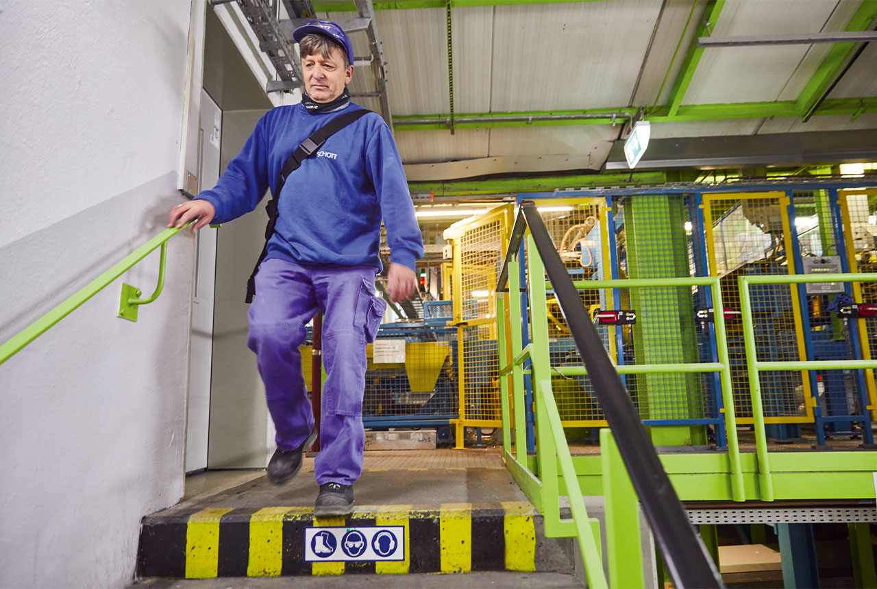 Herr Rühl auf dem Weg zum Arbeitsplatz innerhalb seines Betriebes