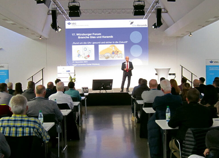 Frank Beschorner bei der Moderation eines Vortrages vor Zuhörern