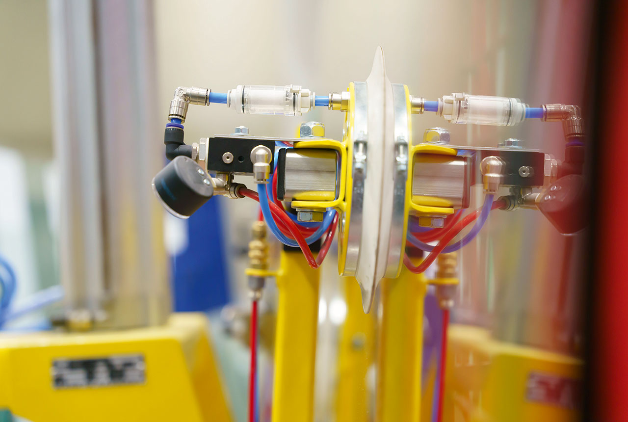Detailansicht der Hydraulic und eines Saugnapfes des Vakuumhebers