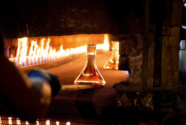 Ein Ofen mit offenen Flammen in dem Glas und Keramik gebrannt werden.