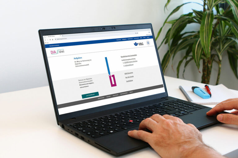 Laptop mit der DIAdrei-Portal Seite auf dem Bildschirm