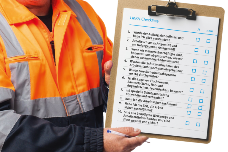 Ein Mitarbeiter mit der Last Minute Risk Analysis Checkliste auf der sicherheitsrelevante Fragen beantwortet werden müssen.
