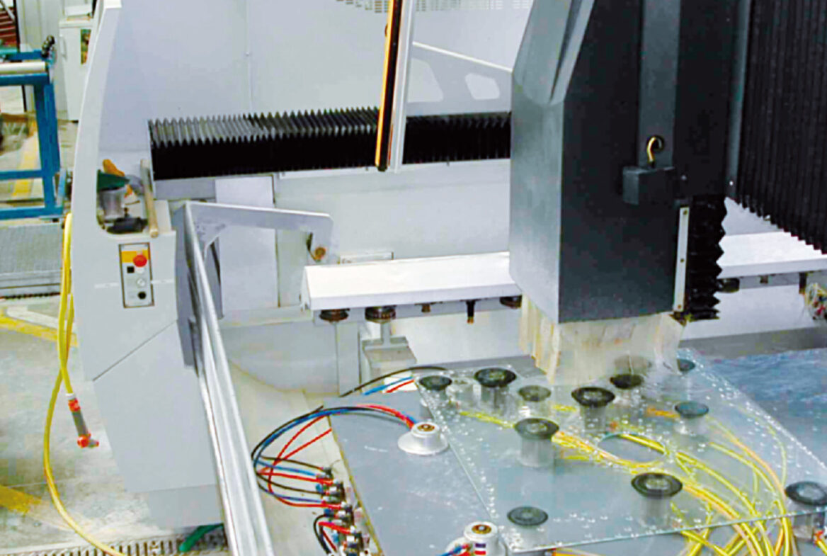 Eine Maschine bearbeitet Glas mit Hilfe von Kühlschmierstoffen