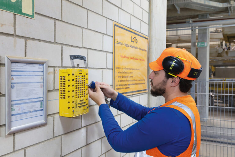 Mitarbeiter bei der benutzung eines LoTo-Schlosses