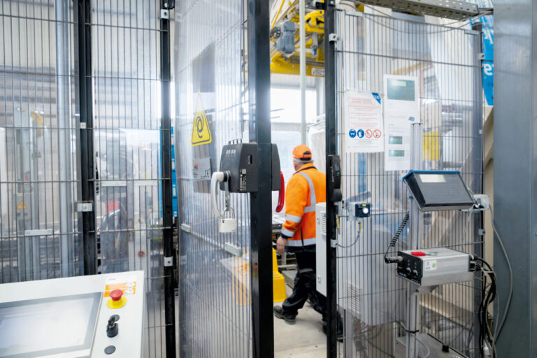 LoTo-Verriegelungssystem mit persönlichem Vorhängeschloss eines Mitarbeiters der sich innerhalb eines geschützten Bereichs aufhält