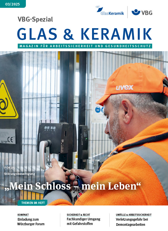 Mitarbeiter öffnet die Schließanlage eines Sicherheitsbereichs