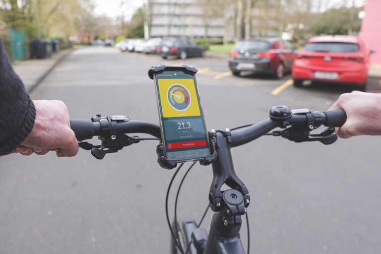 Am Lenker montiertes Handy mit der Drivometer-App in Betrieb