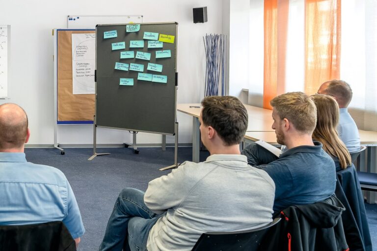 Teilnehmer diskutieren gemeinsam im Training