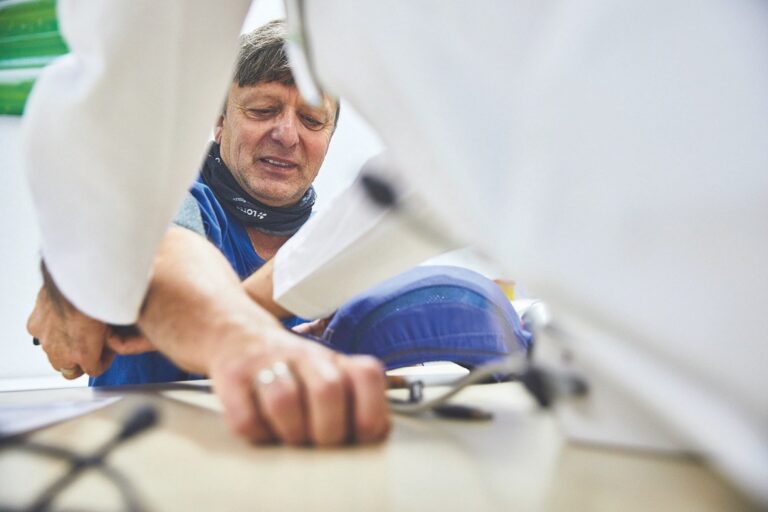 Mitarbeiter mit abgelegtem Schutzhelm am Computer
